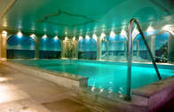 Schwimmbad und Wellnessbereich im Hotel Reblingerhof in Bernried (Türkisblauer Pool, gedämpftes Licht - ein Traum für alle Wassernixen, hier im Hotel Reblingerhof in Bernried.)