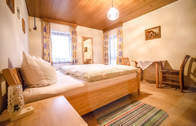 Komfortable Zimmer der Ferienwohnung bei Grafenau (In den komfortablen Zimmern der Ferienwohnung bei Grafenau werden Sie sich rund um wohlfühlen.)